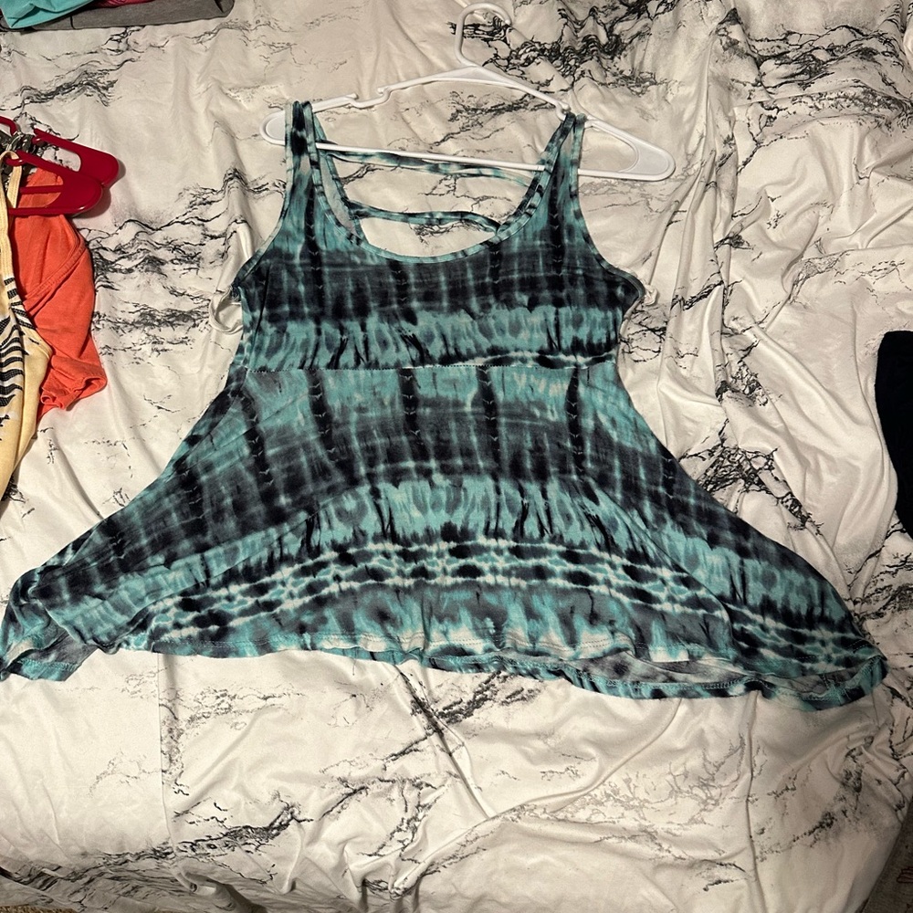tunic type tank blue tie dye with 2 straps in the back and a swing bottom small?